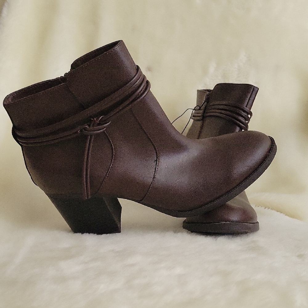 ME TOO Women’s Brown Ankle Boots with Decorative Wrap Detail. Size 11M.